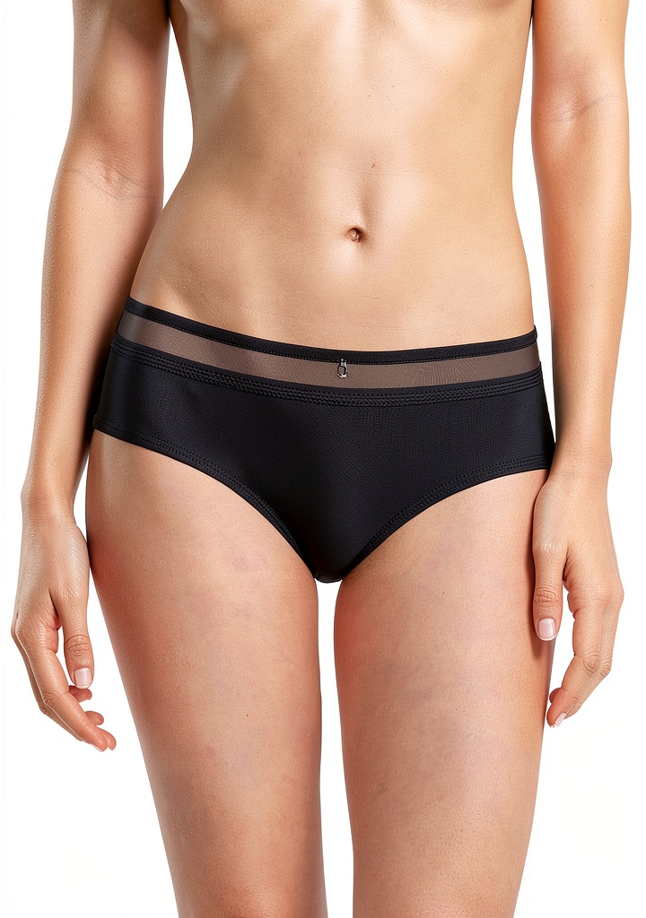 Pantaloncini coprenti nero Chantelle indossati con abbigliamento casual